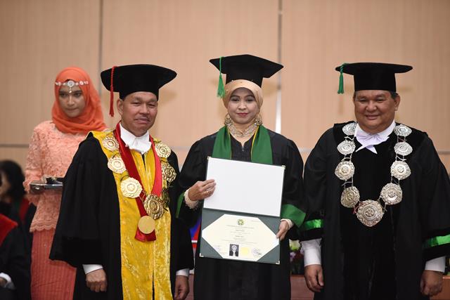 Wisuda Mei g