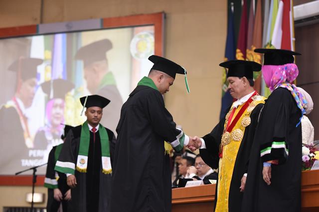 Wisuda Mei h